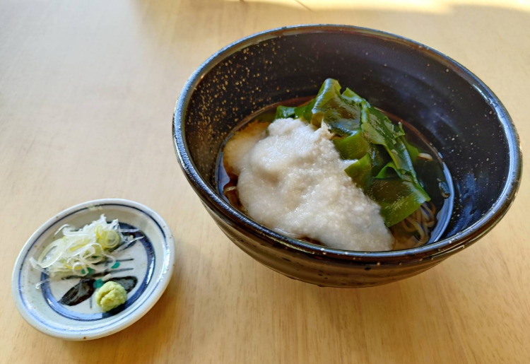 Tororo Wakame Soba Cold(Chilled buckwheat noodles topped with grated yam and seaweed)